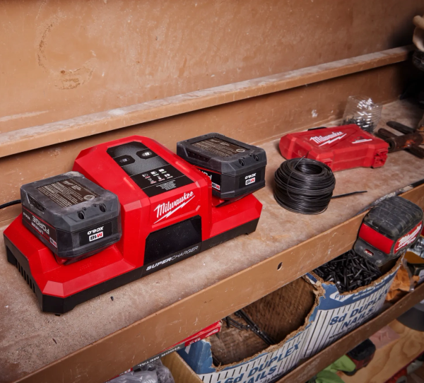 Milwaukee 48-59-1815 M18™ Dual Bay Simultaneous Super Charger
