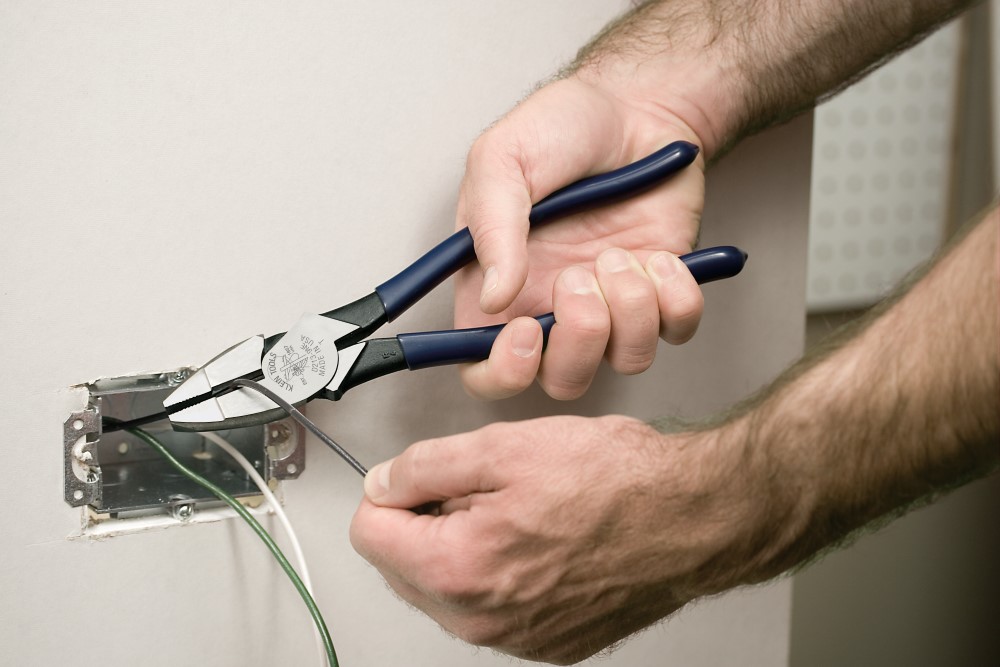 Klein Tools D213-9NE Lineman's Pliers, New England Nose, 9-Inch